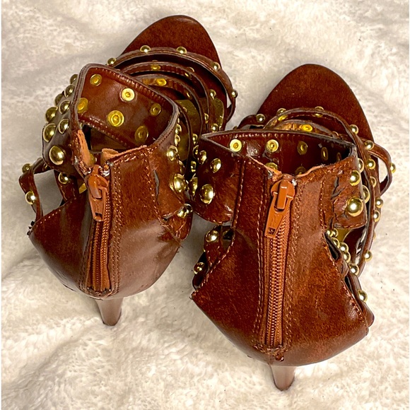 Beautiful brown platform heels with gold grommets - Picture 8 of 8